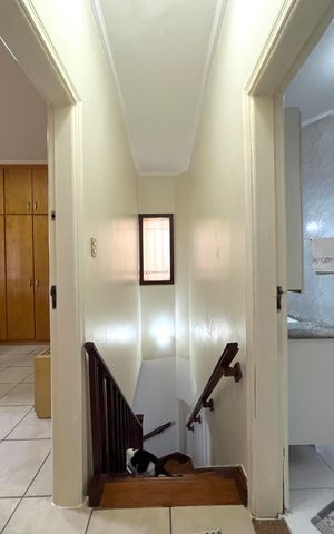 Casa à venda com 143m², 2 quartos e 1 vaga Casa à venda com 143m², 2 quartos e 1 vagaEscada