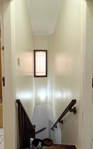 Casa à venda com 143m², 2 quartos e 1 vaga Casa à venda com 143m², 2 quartos e 1 vagaEscada