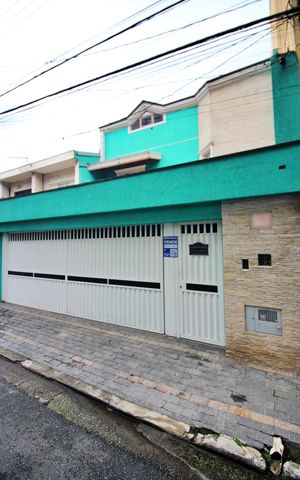 Casa à venda com 302m², 4 quartos e 3 vagasFachada e Placa