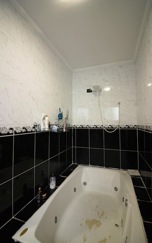 Casa à venda com 302m², 4 quartos e 3 vagasQuarto 2 - Suíte Banheiro