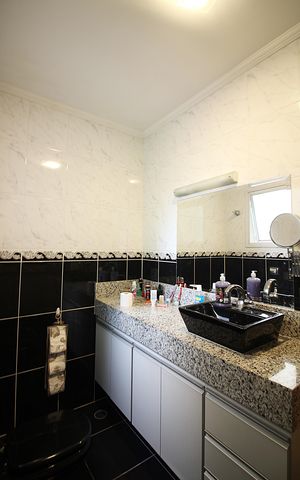 Casa à venda com 302m², 4 quartos e 3 vagasQuarto 2 - Suíte Banheiro