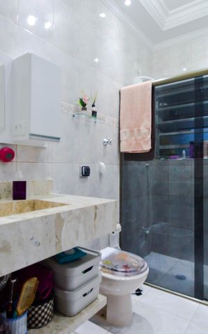 Casa à venda com 220m², 3 quartos e 2 vagasBanheiro