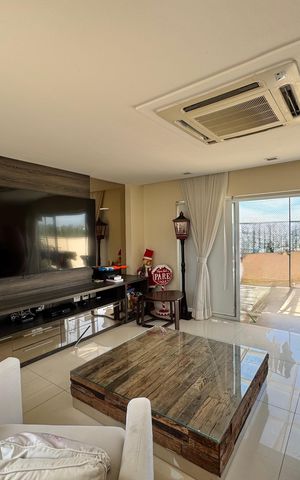 Apartamento à venda com 357m², 4 quartos e 2 vagas Apartamento à venda com 357m², 4 quartos e 2 vagasSala (Segundo andar)