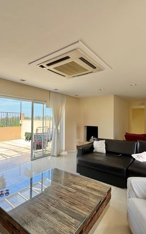 Apartamento à venda com 357m², 4 quartos e 2 vagas Apartamento à venda com 357m², 4 quartos e 2 vagasSala (Segundo Andar)