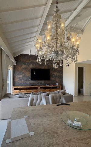Apartamento à venda com 357m², 4 quartos e 2 vagas Apartamento à venda com 357m², 4 quartos e 2 vagasSala
