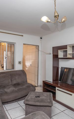 Casa à venda com 160m², 3 quartos e 2 vagas Casa à venda com 160m², 3 quartos e 2 vagasSala