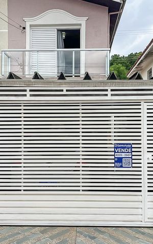Casa à venda com 140m², 2 quartos e 2 vagasFachada + plaquinha