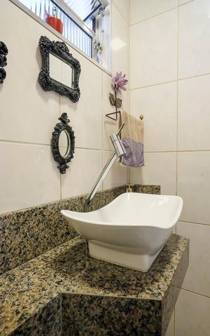 Casa à venda com 140m², 2 quartos e 2 vagasLavabo