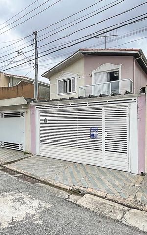 Casa à venda com 140m², 2 quartos e 2 vagasFachada + plaquinha