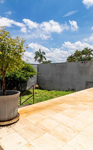 Casa à venda com 420m², 5 quartos e 3 vagas Casa à venda com 420m², 5 quartos e 3 vagasÁrea externa