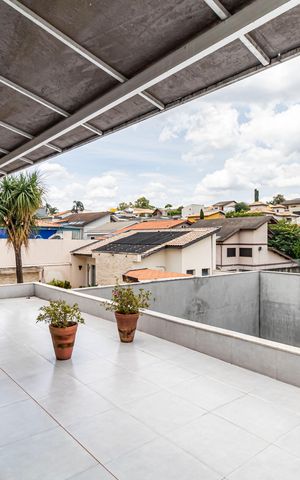 Casa à venda com 420m², 5 quartos e 3 vagas Casa à venda com 420m², 5 quartos e 3 vagasVaranda
