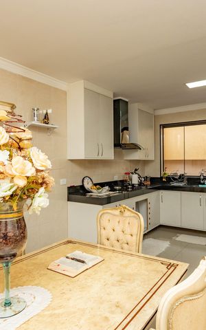 Casa à venda com 360m², 4 quartos e 2 vagas Casa à venda com 360m², 4 quartos e 2 vagasCozinha