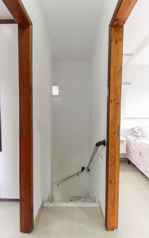 Apartamento à venda com 62m², 2 quartos e 1 vaga Apartamento à venda com 62m², 2 quartos e 1 vagaEscada
