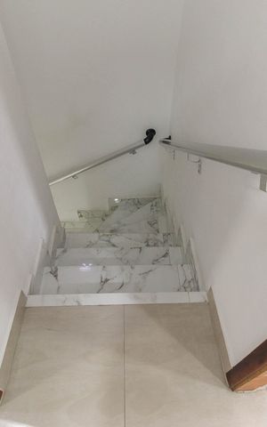 Apartamento à venda com 62m², 2 quartos e 1 vaga Apartamento à venda com 62m², 2 quartos e 1 vagaEscada