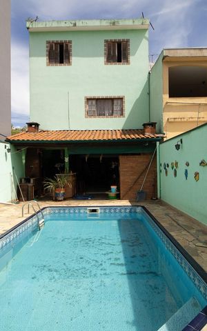 Casa à venda com 380m², 3 quartos e 4 vagas Casa à venda com 380m², 3 quartos e 4 vagasPiscina