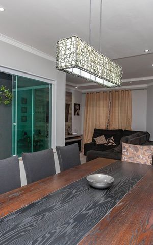 Casa à venda com 170m², 3 quartos e 4 vagas Casa à venda com 170m², 3 quartos e 4 vagasSala