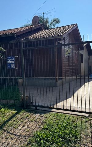 Casa à venda com 140m², 3 quartos e 2 vagas Casa à venda com 140m², 3 quartos e 2 vagasFachada