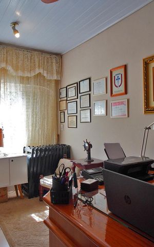 Casa à venda com 250m², 3 quartos e 2 vagasEscritório