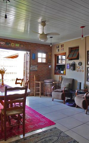 Casa à venda com 250m², 3 quartos e 2 vagasÁrea Churrasqueira