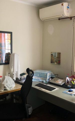 Casa à venda com 210m², 3 quartos e 8 vagas Casa à venda com 210m², 3 quartos e 8 vagasEscritório