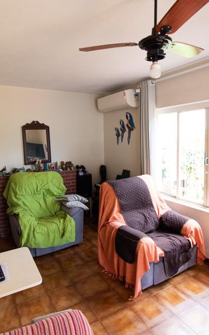 Casa à venda com 210m², 3 quartos e 8 vagas Casa à venda com 210m², 3 quartos e 8 vagasSala