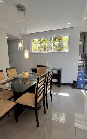 Casa de condomínio à venda com 210m², 3 quartos e 2 vagas Casa de condomínio à venda com 210m², 3 quartos e 2 vagasSala