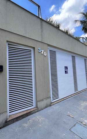 Casa de condomínio à venda com 210m², 3 quartos e 2 vagas Casa de condomínio à venda com 210m², 3 quartos e 2 vagasFachada