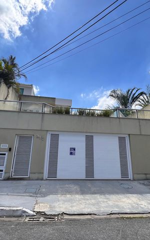 Casa de condomínio à venda com 210m², 3 quartos e 2 vagas Casa de condomínio à venda com 210m², 3 quartos e 2 vagasFachada