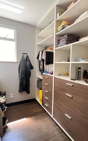 Casa de condomínio à venda com 210m², 3 quartos e 2 vagas Casa de condomínio à venda com 210m², 3 quartos e 2 vagasCloset Suite
