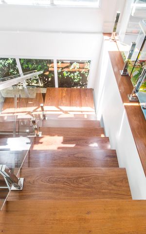 Casa de condomínio à venda com 488m², 4 quartos e 5 vagas Casa de condomínio à venda com 488m², 4 quartos e 5 vagasEscada