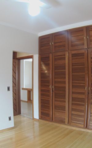 Casa à venda com 652m², 5 quartos e 5 vagasSuíte