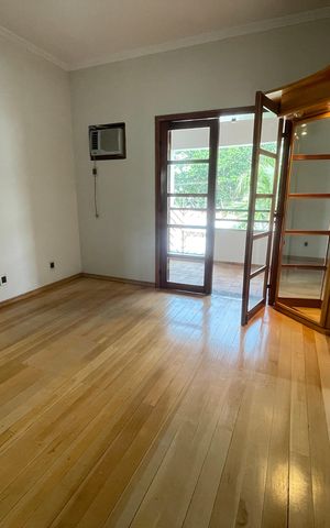 Casa à venda com 652m², 5 quartos e 5 vagasSuíte