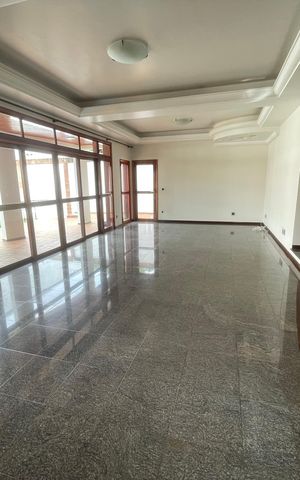 Casa à venda com 652m², 5 quartos e 5 vagasSala