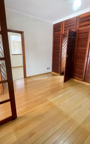 Casa à venda com 652m², 5 quartos e 5 vagasSuíte