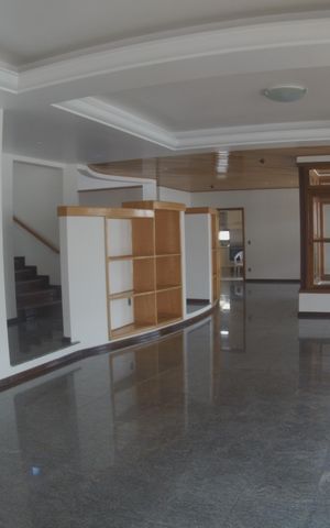 Casa à venda com 652m², 5 quartos e 5 vagasSala