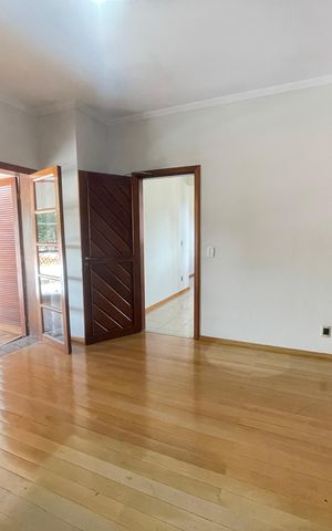 Casa à venda com 652m², 5 quartos e 5 vagasSuíte