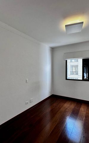 Apartamento à venda com 227m², 3 quartos e 3 vagas Apartamento à venda com 227m², 3 quartos e 3 vagasEscritório