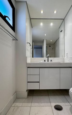 Apartamento à venda com 227m², 3 quartos e 3 vagas Apartamento à venda com 227m², 3 quartos e 3 vagasBanheiro Suíte 2