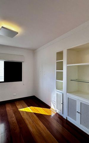 Apartamento à venda com 227m², 3 quartos e 3 vagas Apartamento à venda com 227m², 3 quartos e 3 vagasEscritório