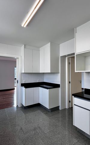 Apartamento à venda com 227m², 3 quartos e 3 vagas Apartamento à venda com 227m², 3 quartos e 3 vagasCozinha