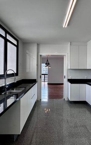 Apartamento à venda com 227m², 3 quartos e 3 vagas Apartamento à venda com 227m², 3 quartos e 3 vagasCozinha