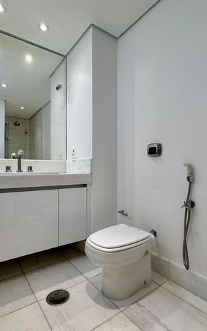Apartamento à venda com 227m², 3 quartos e 3 vagas Apartamento à venda com 227m², 3 quartos e 3 vagasBanheiro Suíte 2