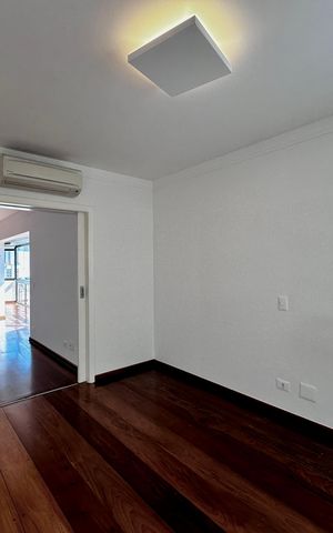 Apartamento à venda com 227m², 3 quartos e 3 vagas Apartamento à venda com 227m², 3 quartos e 3 vagasEscritório