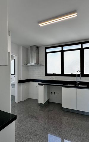 Apartamento à venda com 227m², 3 quartos e 3 vagas Apartamento à venda com 227m², 3 quartos e 3 vagasCozinha