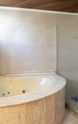 Casa de condomínio à venda com 166m², 3 quartos e 2 vagasBanheiro da Suíte