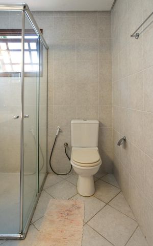 Casa de condomínio à venda com 166m², 3 quartos e 2 vagasBanheiro Social