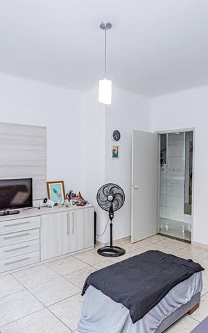Casa à venda com 140m², 3 quartos e 4 vagas Casa à venda com 140m², 3 quartos e 4 vagasSala