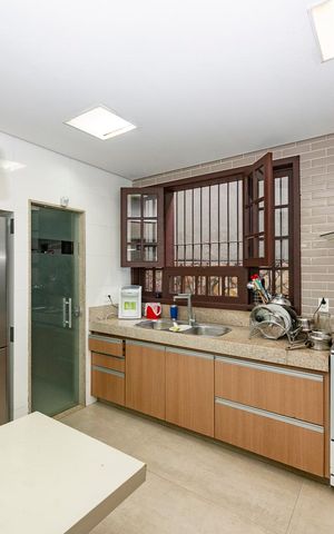 Casa à venda com 453m², 4 quartos e 2 vagas Casa à venda com 453m², 4 quartos e 2 vagasCozinha