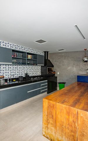 Casa à venda com 453m², 4 quartos e 2 vagas Casa à venda com 453m², 4 quartos e 2 vagasVaranda gourmet