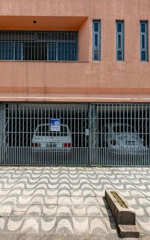 Casa à venda com 250m², 4 quartos e 4 vagas Casa à venda com 250m², 4 quartos e 4 vagasFachada